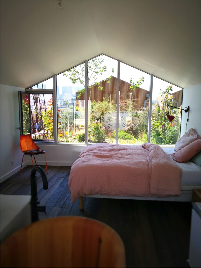 Chambre totalement vitrée style minimaliste japonais, cabane maison sur le toit