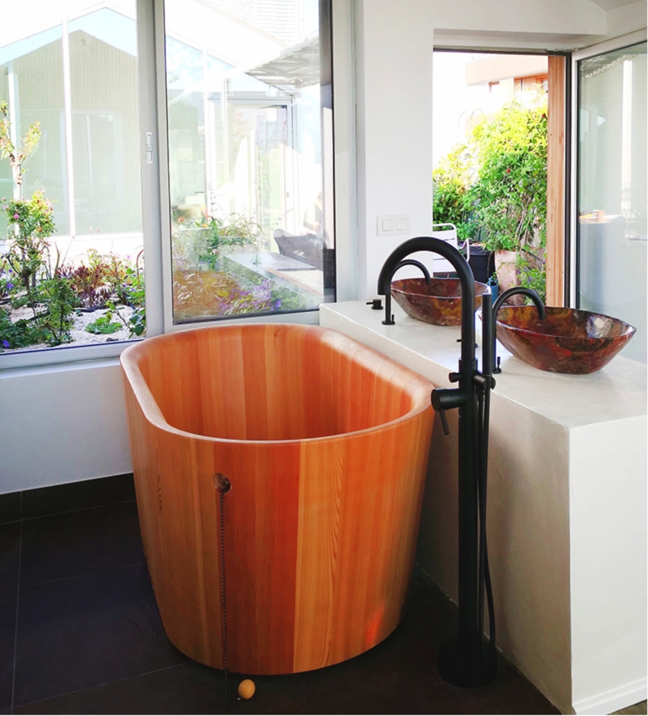 salle de bain avec vue baignoire bois japonaise