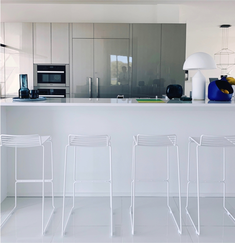 studio pierre eric leger projet floride cuisine tout doit blanc avec un peu de bleu