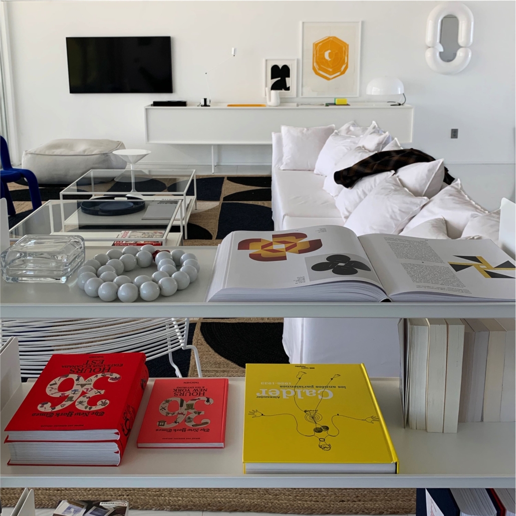 studio pierre eric leger projet floride vue du salon au travers de la bibliothèque mobilier contemporain blanc objets colorés