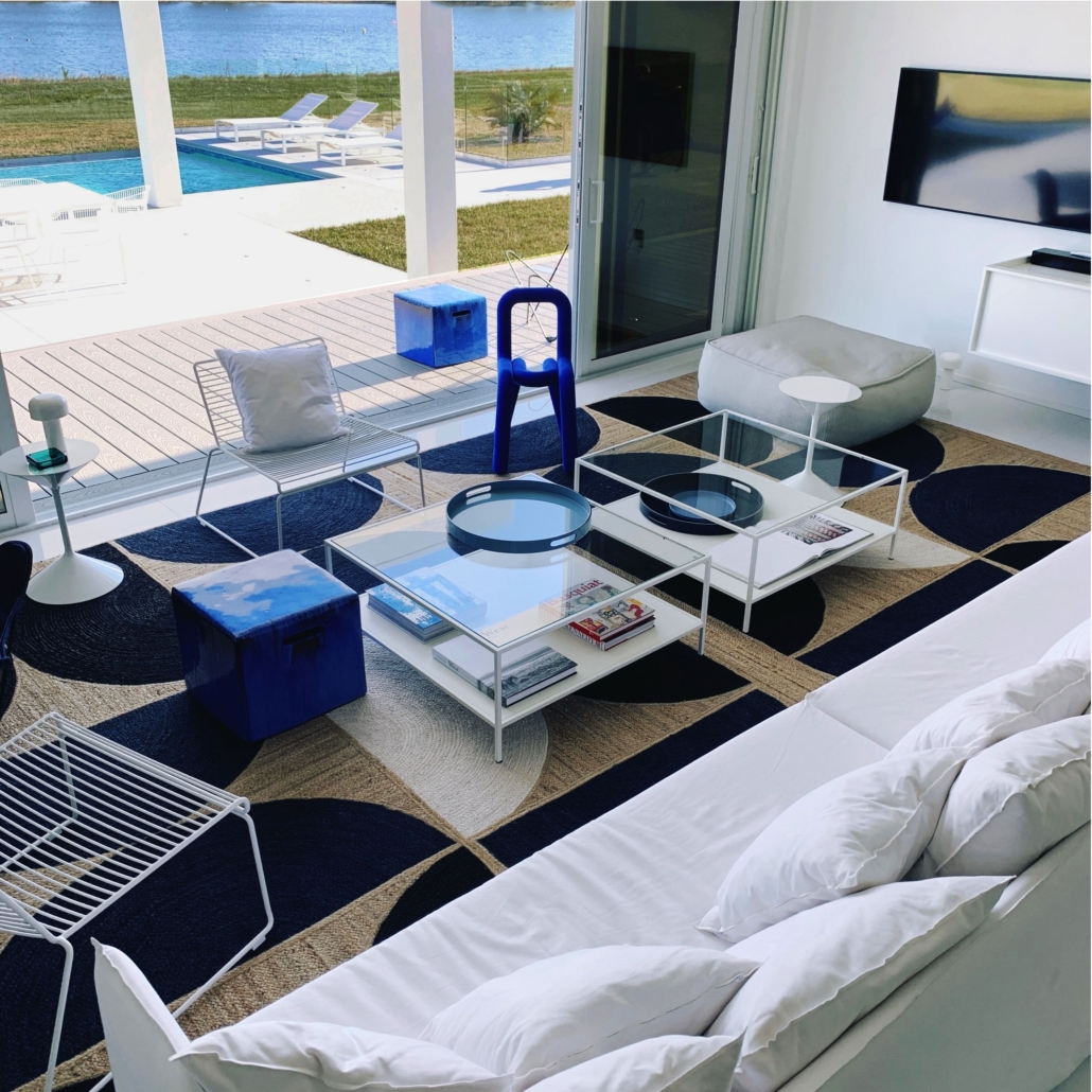 studio pierre eric leger projet floride vue du salon mobilier contemporain blanc objets colorés chaise bold moustache editions table basse de padova tapis elitis