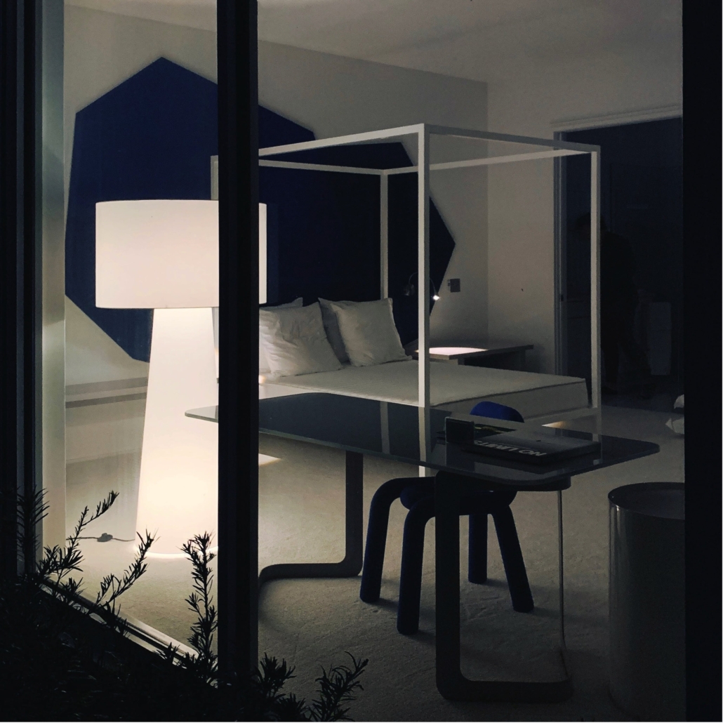 studio pierre eric leger projet floride chambre avec tete de lit arty american style lampe big shadow cappellini