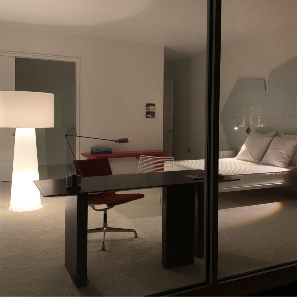 studio pierre eric leger projet floride chambre avec tete de lit arty american style lampe big shadow cappellini bureau piece unique prune